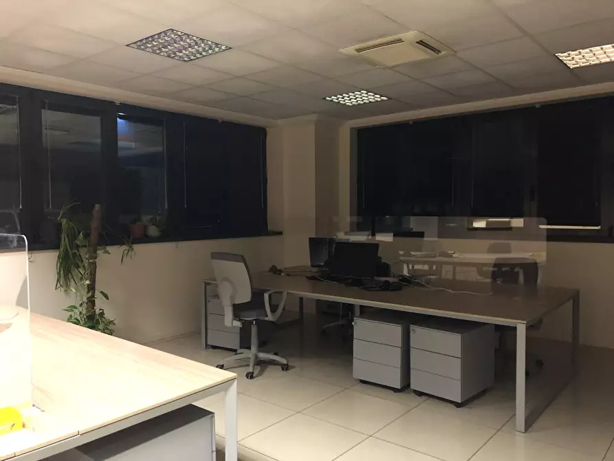 Immagine 9 di Ufficio in affitto  a Parma