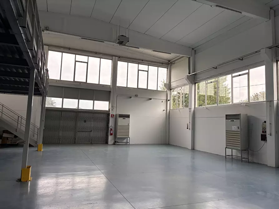 Immagine 4 di Attività artigianale in affitto  a Parma