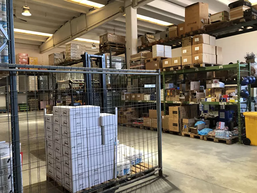Immagine 12 di Capannone industriale in affitto  a Parma