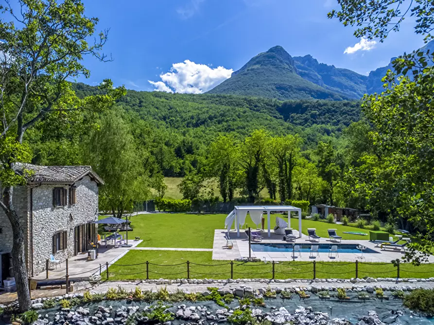 Immagine 2 di Rustico / casale in vendita  in SARNANO a Sarnano