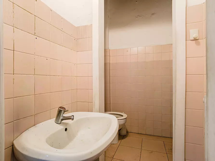 Immagine 18 di Locale commerciale in vendita  in Corso Peschiera a Torino