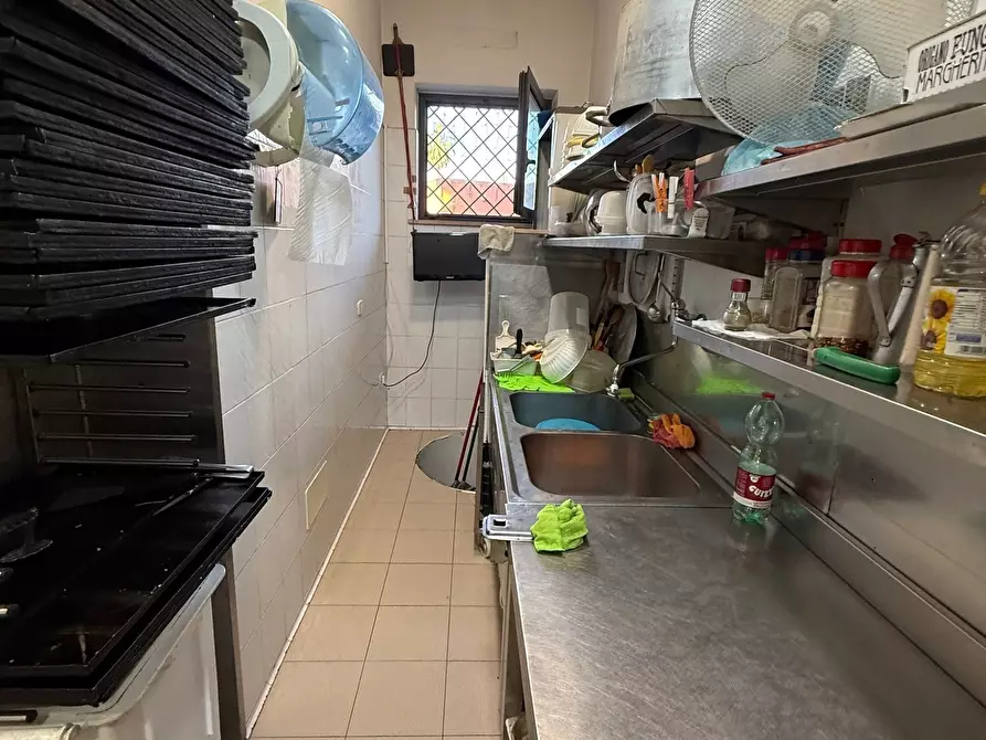 Immagine 10 di Locale commerciale in vendita  in Via Santa Maria 160 a Nettuno