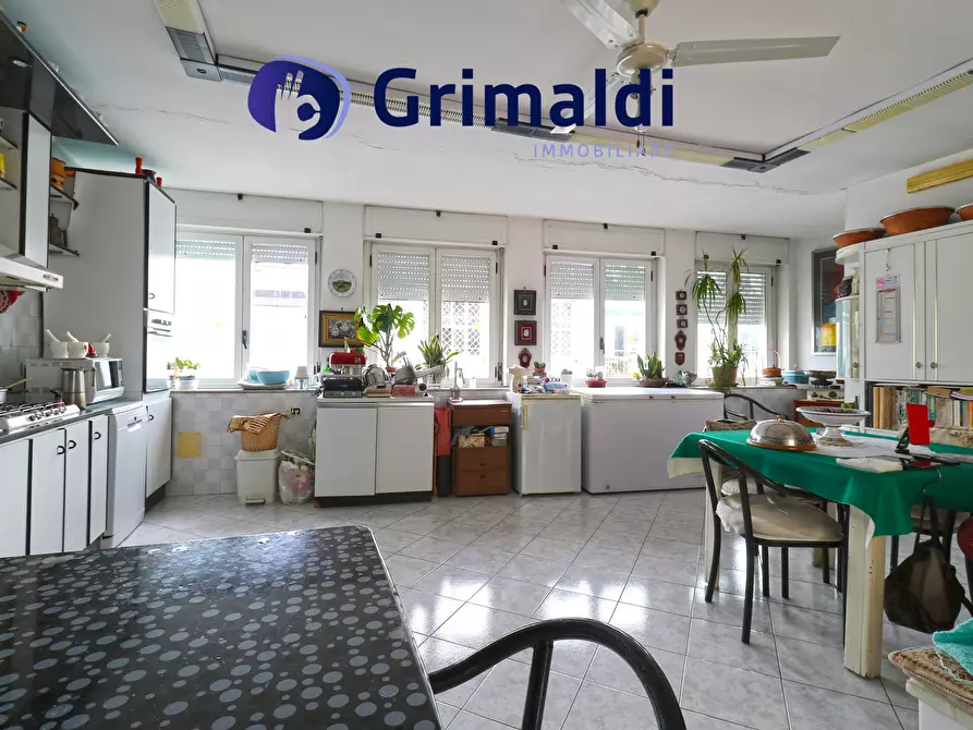 Immagine 22 di Quadrilocale in vendita  in Via Chiatamone a Napoli