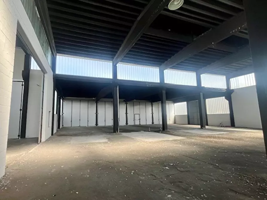 Immagine 13 di Attività artigianale in vendita  a Erba