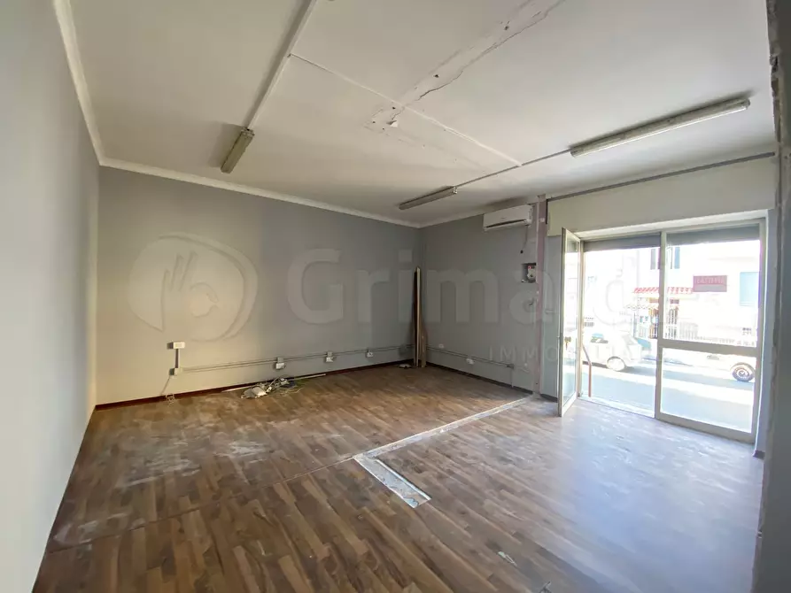 Immagine 2 di Locale commerciale in affitto  a Giugliano In Campania