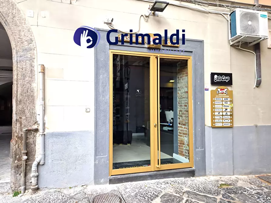 Immagine 6 di Attività commerciale in affitto  a Napoli