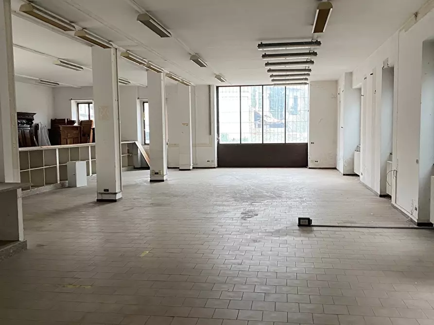 Immagine 9 di Capannone industriale in vendita  a Como