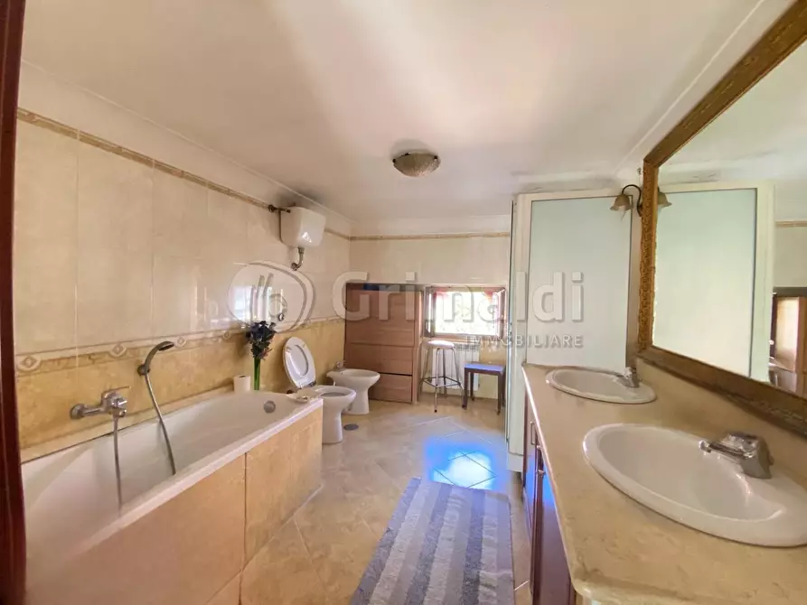 Immagine 8 di Casa bifamiliare in vendita  a Giugliano In Campania