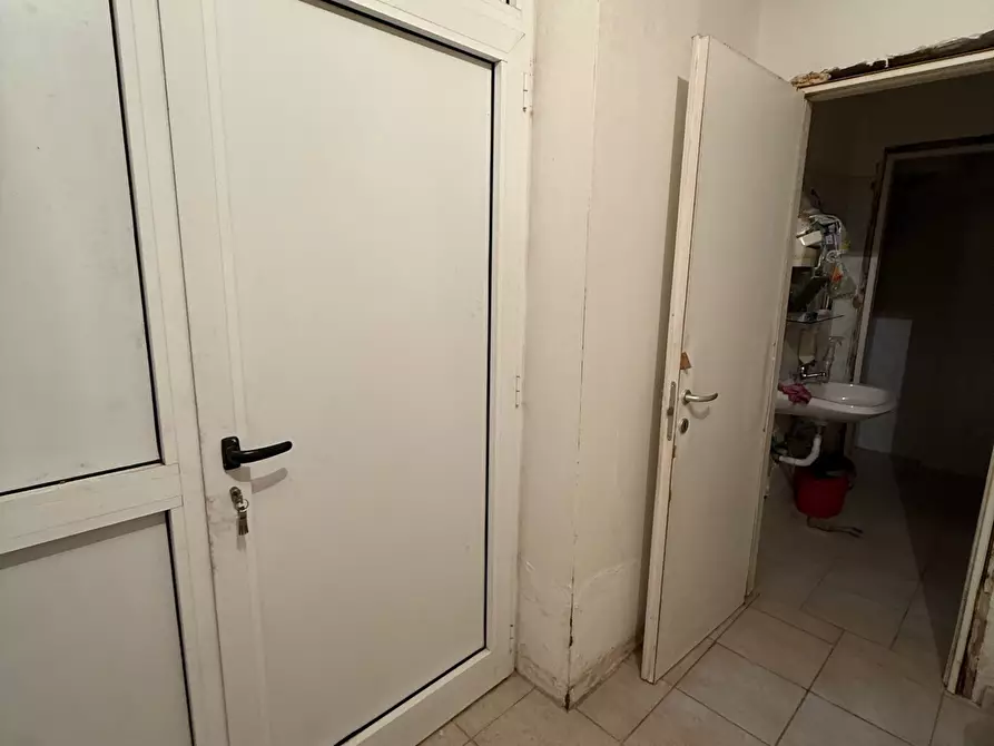 Immagine 13 di Locale commerciale in vendita  in Via Santa Maria 160 a Nettuno