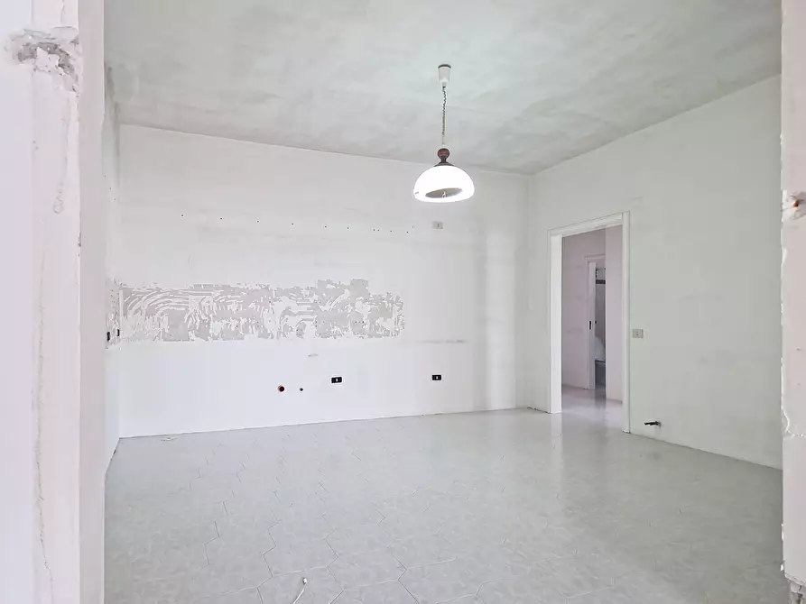 Immagine 10 di Pentalocale in vendita  in Via Fogazzaro Antonio 4 a Erchie