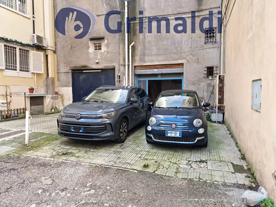 Immagine 10 di Garage in vendita  a Napoli