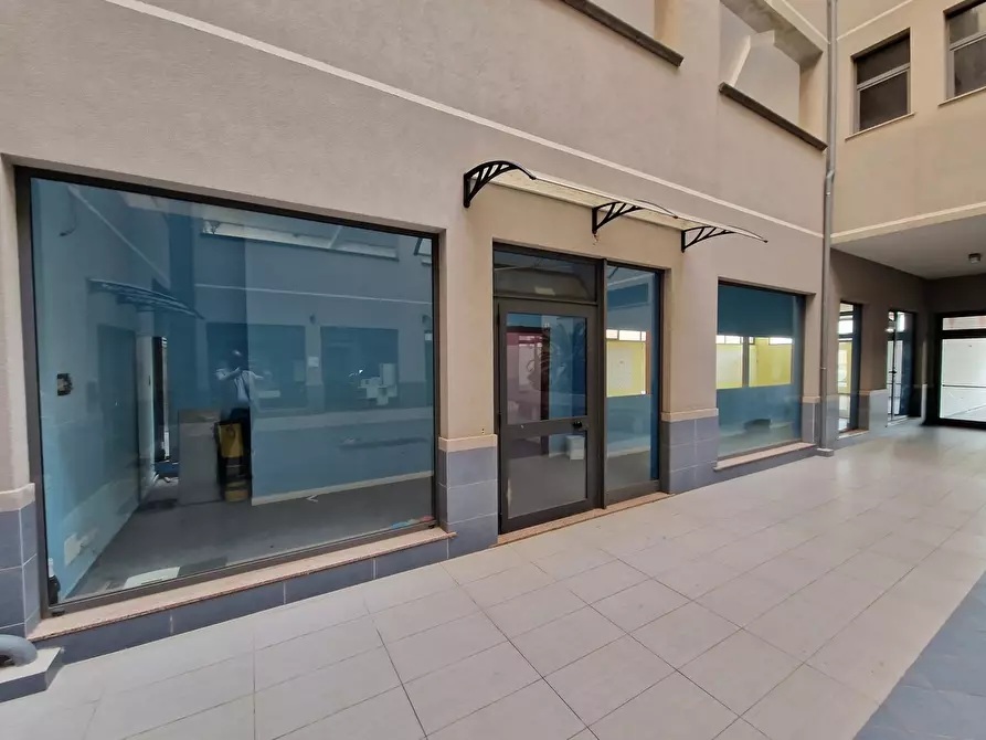 Immagine 3 di Locale commerciale in vendita  in Via Adolfo Celi 183 a Messina