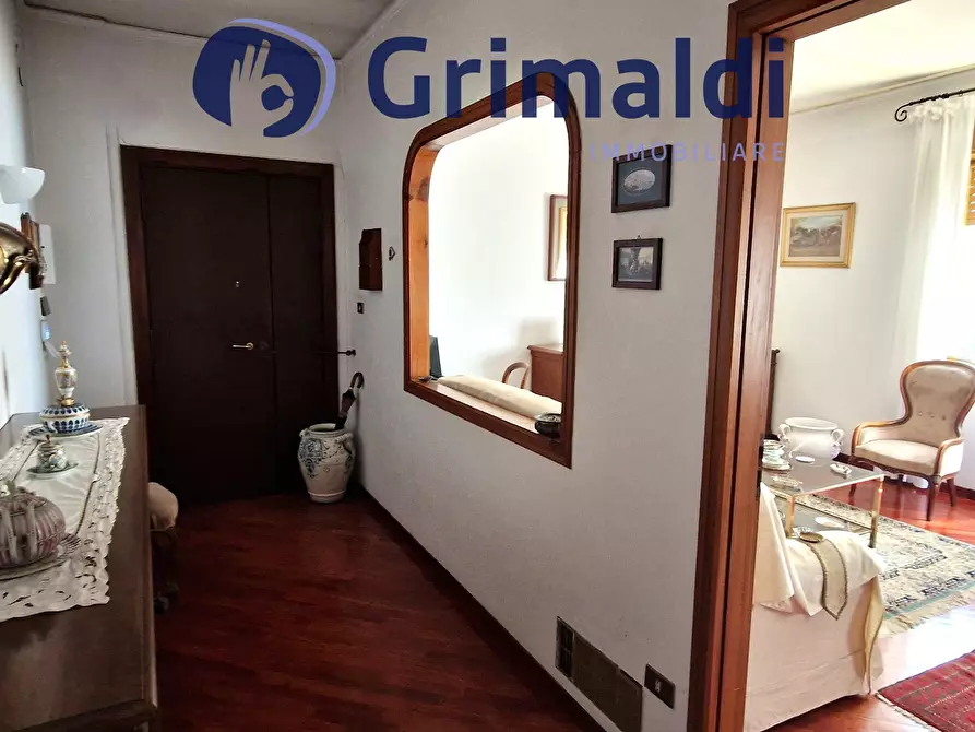 Immagine 3 di Pentalocale in vendita  in Via Giuseppe Orsi 6 a Napoli