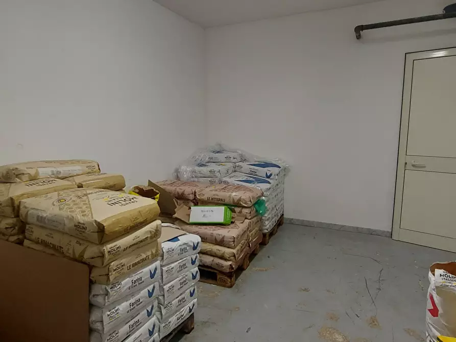 Immagine 50 di Locale commerciale in vendita  in Viale Porta Pia 5 a Brindisi