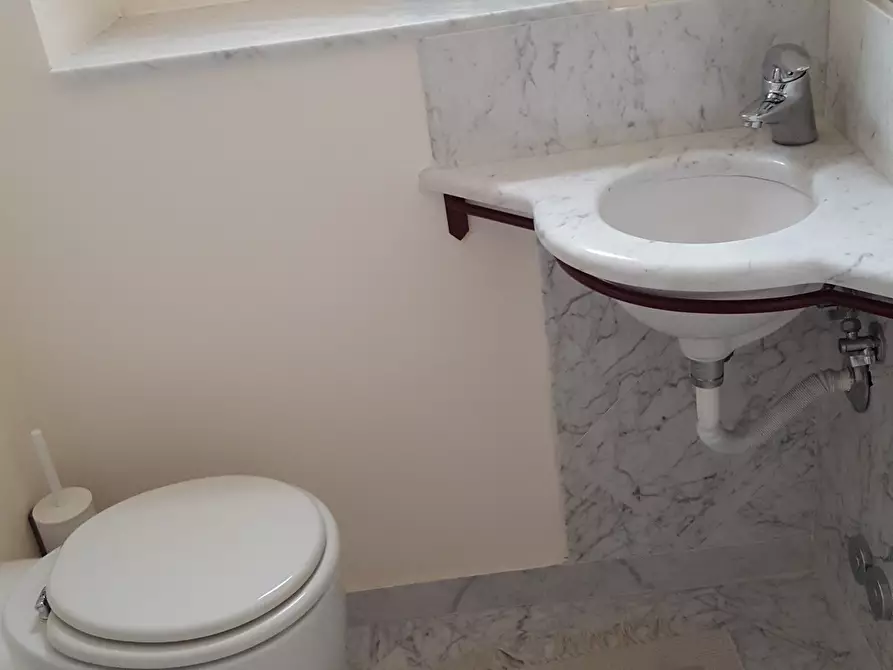 Immagine 23 di Trilocale in affitto  a Sarzana