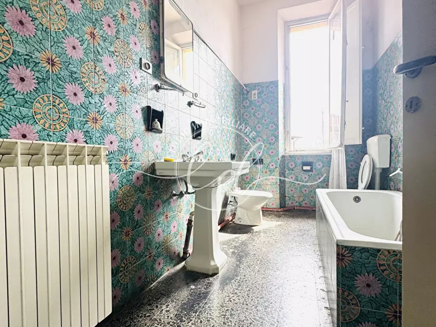 Immagine 38 di Pentalocale in vendita  a Lucca