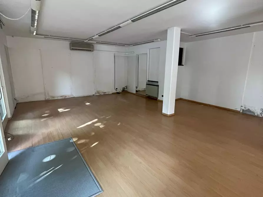 Immagine 4 di Capannone industriale in affitto  a Camaiore