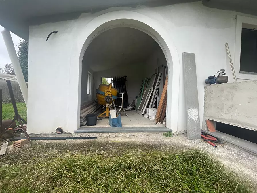 Immagine 1 di Porzione di casa in vendita  a Camaiore