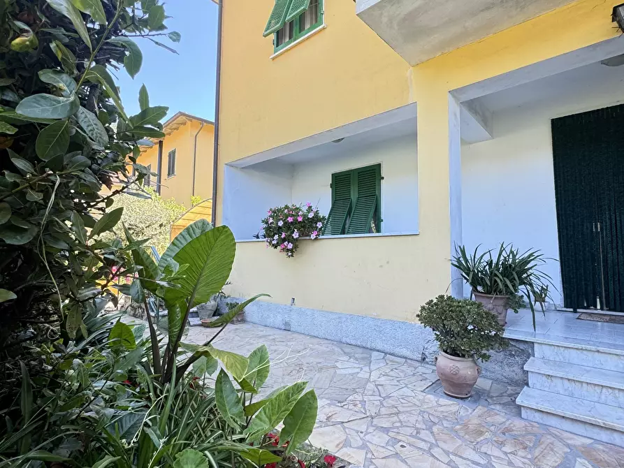 Immagine 63 di Porzione di casa in vendita  a Massa