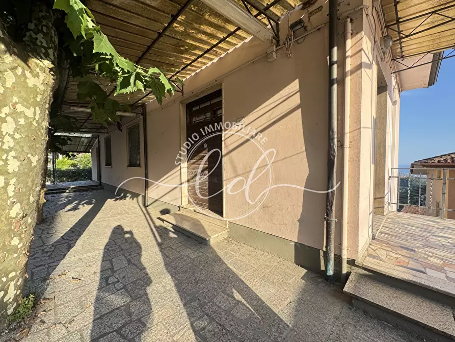 Immagine 1 di Locale commerciale in vendita  a Montignoso