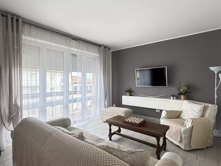 Immagine 11 di Quadrilocale in affitto  a Camaiore