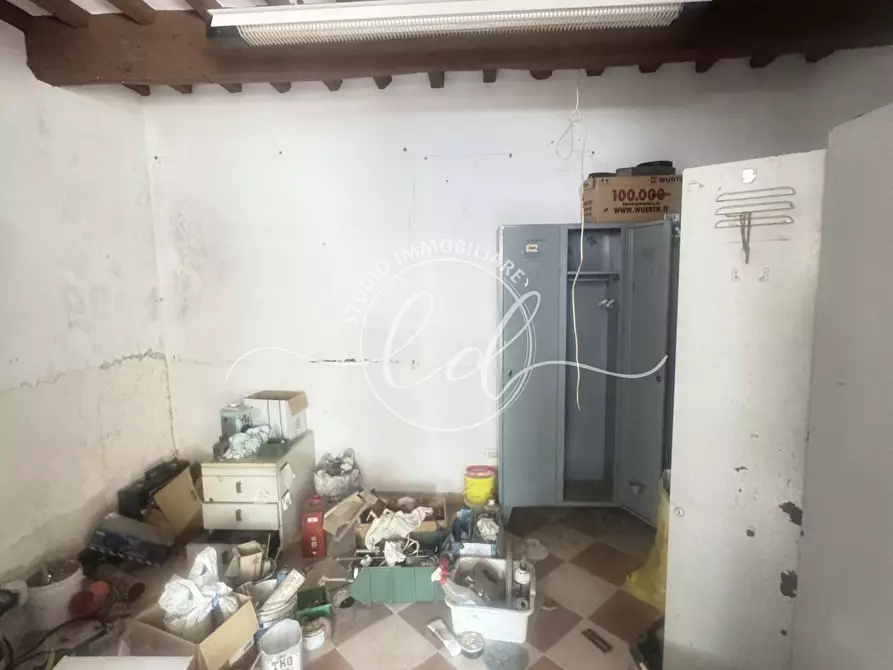 Immagine 16 di Attività artigianale in affitto  a Pietrasanta