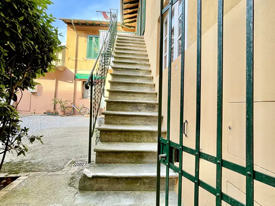Immagine 42 di Trilocale in affitto  a Pietrasanta