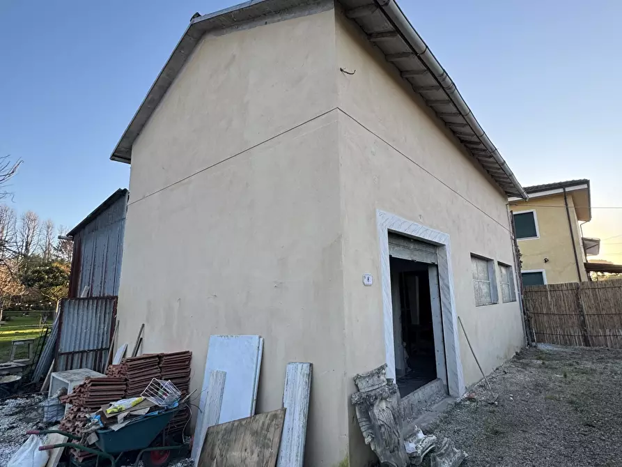 Immagine 40 di Laboratorio in vendita  a Pietrasanta