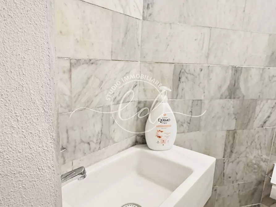 Immagine 10 di Capannone industriale in affitto  a Seravezza