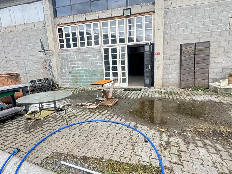 Immagine 13 di Magazzino in affitto  a Pietrasanta