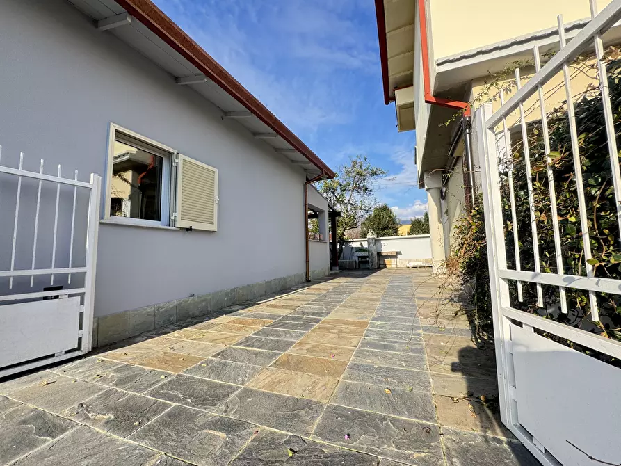 Immagine 43 di Villa in vendita  a Massa