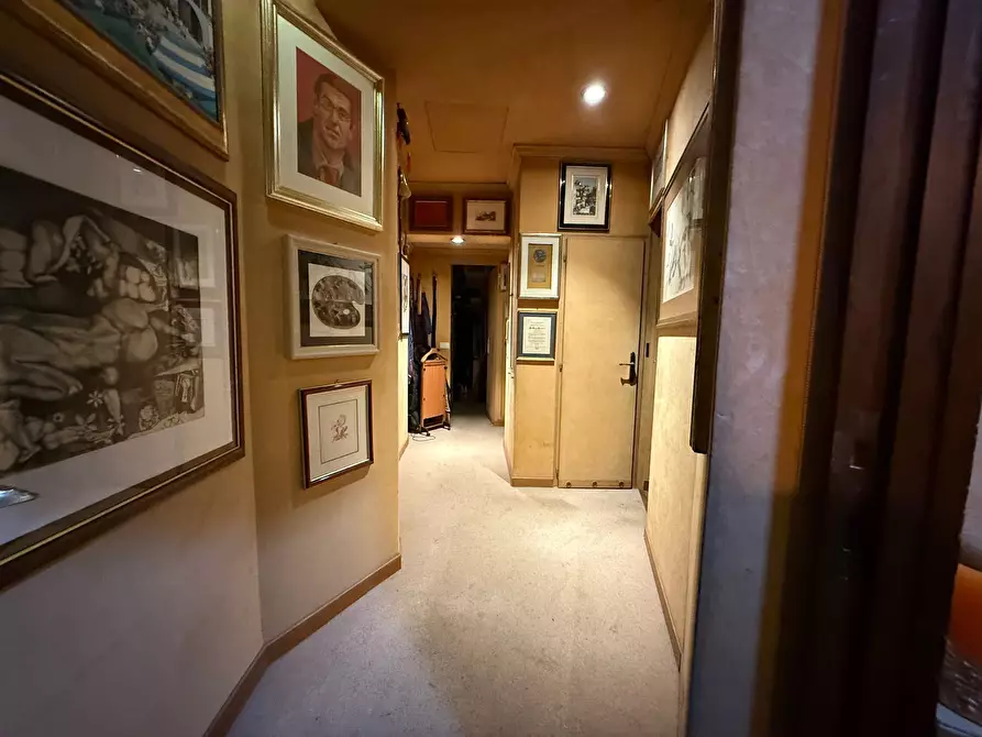 Immagine 26 di Pentalocale in vendita  in Via Salaria 126 a Roma