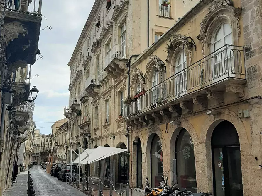 Immagine 1 di Locale commerciale in vendita  in VIA MAESTRANZA 76 a Siracusa