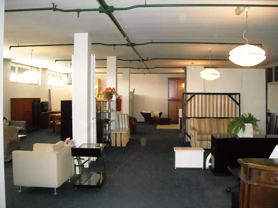 Immagine 10 di Showroom in vendita  in VIA emilia 7 a Casalpusterlengo