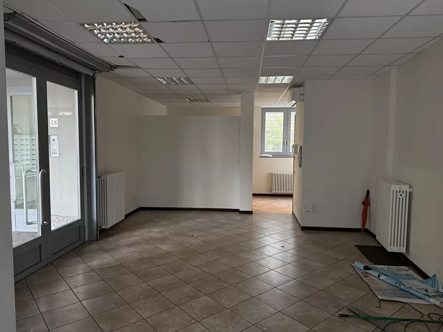 Immagine 2 di Locale commerciale in vendita  in Viale Pavia 18 a Lodi