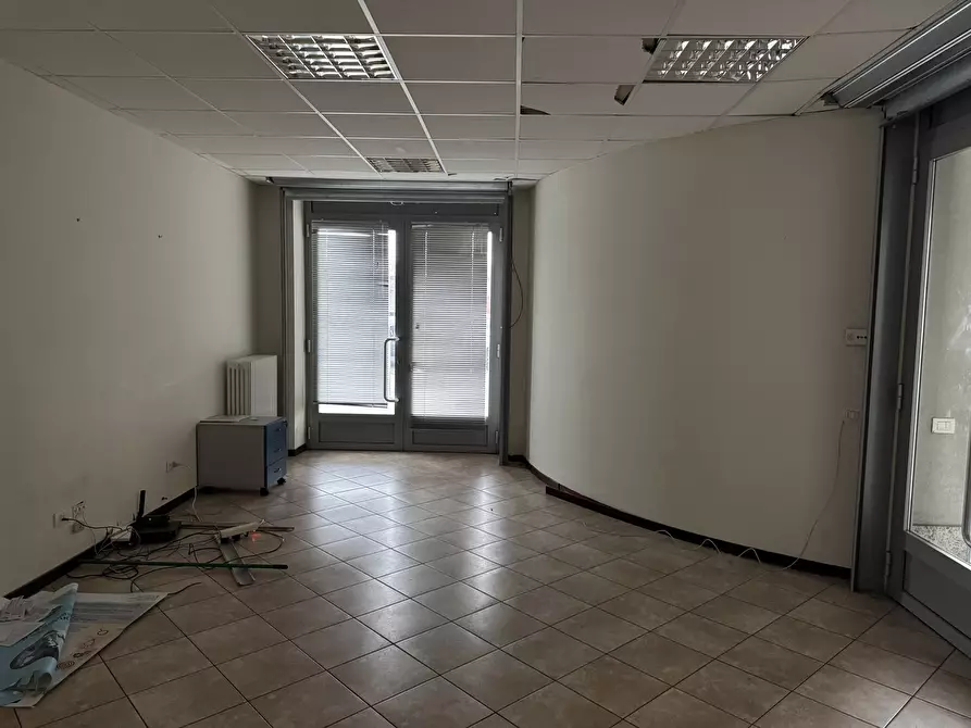 Immagine 13 di Locale commerciale in vendita  in Viale Pavia 18 a Lodi