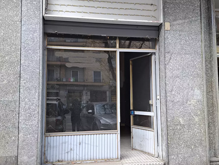 Immagine 1 di Locale commerciale in affitto  a Torino