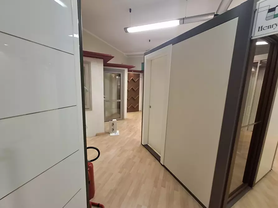 Immagine 46 di Locale commerciale in vendita  a Torino