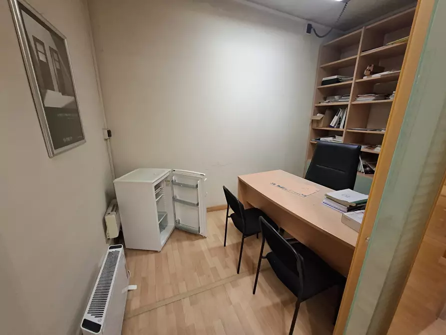 Immagine 43 di Locale commerciale in vendita  a Torino