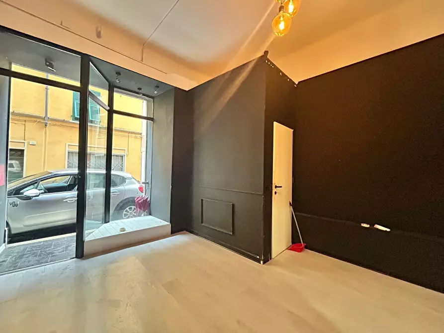 Immagine 1 di Locale commerciale in vendita  a Sarzana