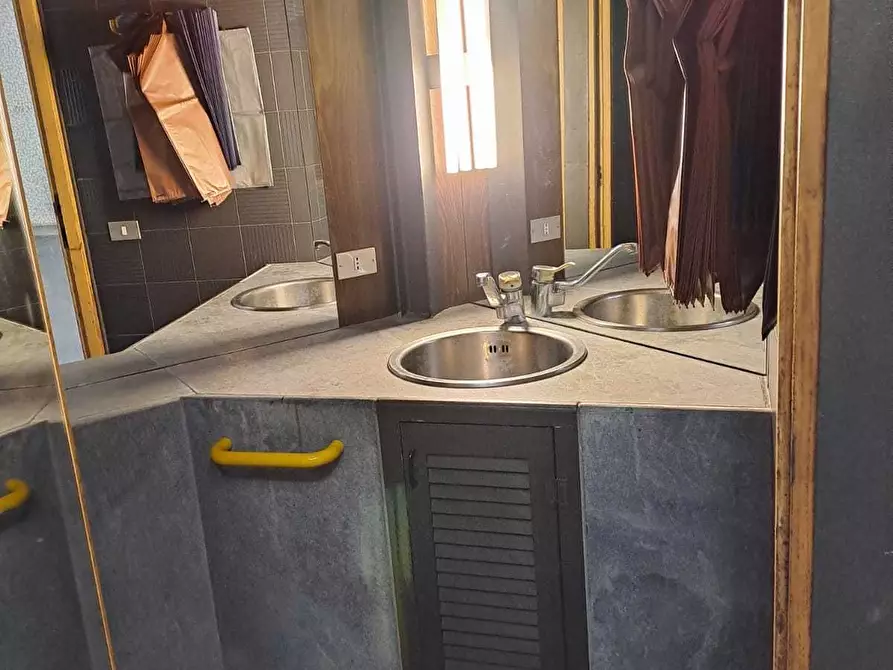 Immagine 5 di Locale commerciale in affitto  a Sarzana