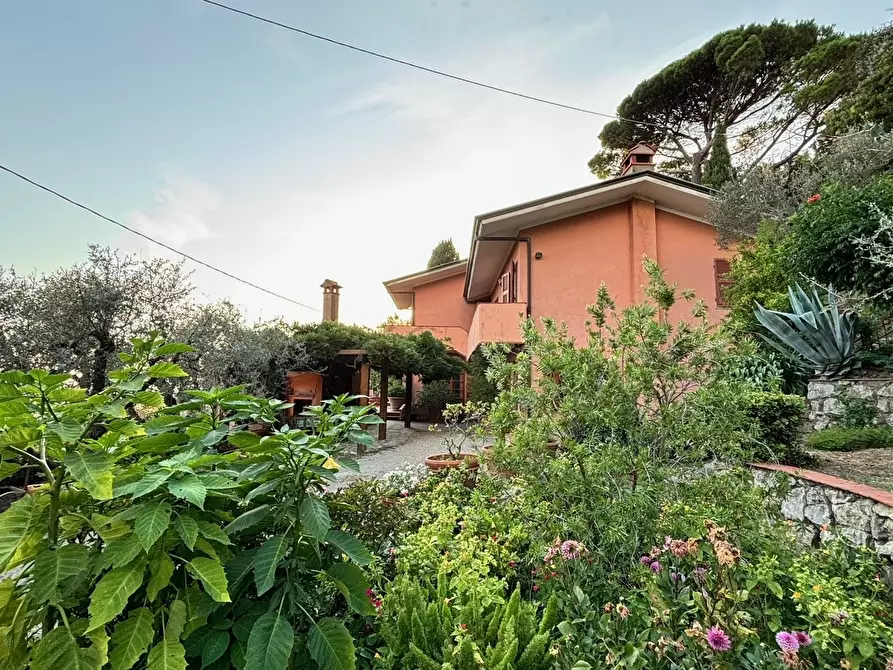 Immagine 10 di Villa in vendita  a Fosdinovo