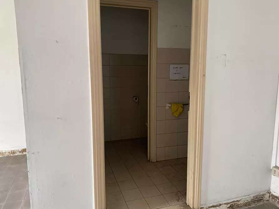 Immagine 4 di Locale commerciale in vendita  a Sarzana