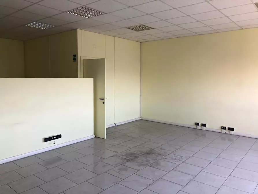 Immagine 4 di Ufficio in vendita  a Sarzana