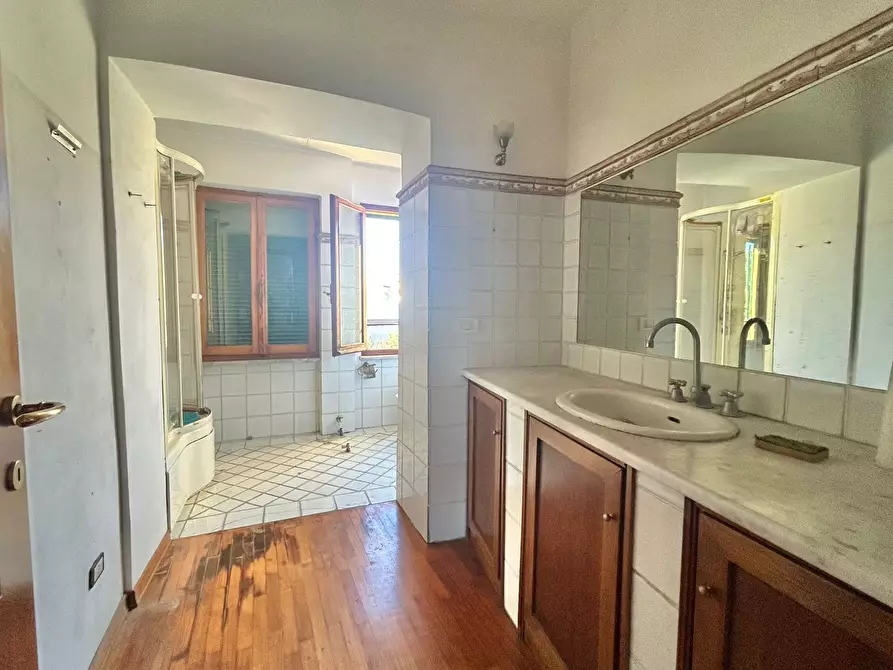 Immagine 30 di Quadrilocale in vendita  a Sarzana