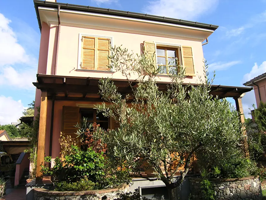 Immagine 2 di Villa in vendita  a Sarzana
