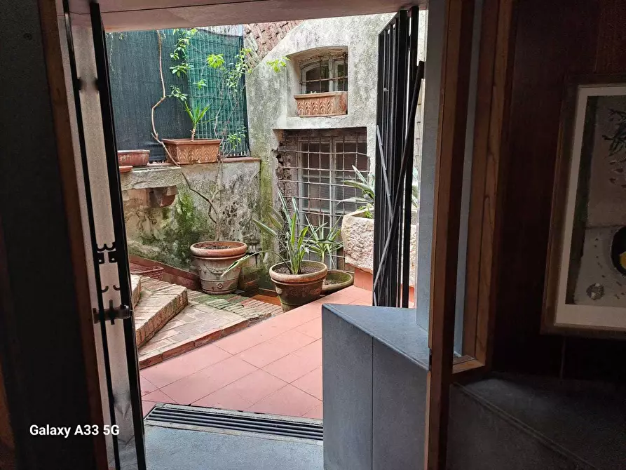 Immagine 8 di Locale commerciale in affitto  a Sarzana