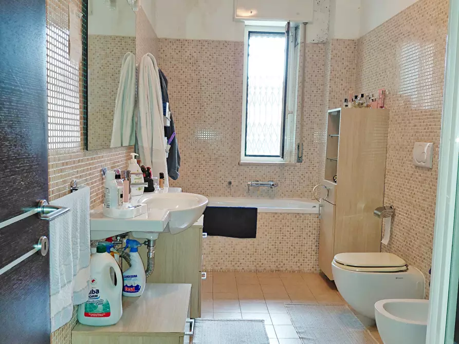 Immagine 13 di Trilocale in vendita  in Via Sibari 9 a Taranto