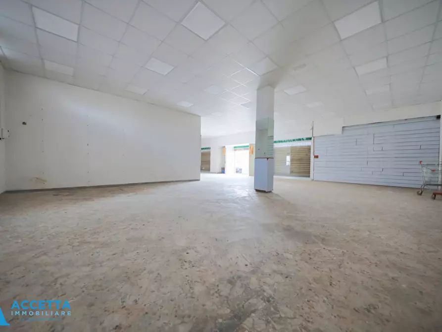 Immagine 12 di Locale commerciale in vendita  in Corso Vittorio Emanuele II 11 a Taranto