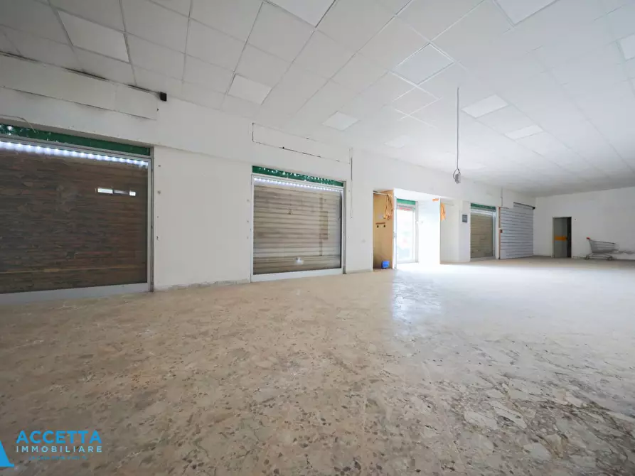 Immagine 13 di Locale commerciale in vendita  in Corso Vittorio Emanuele II 11 a Taranto